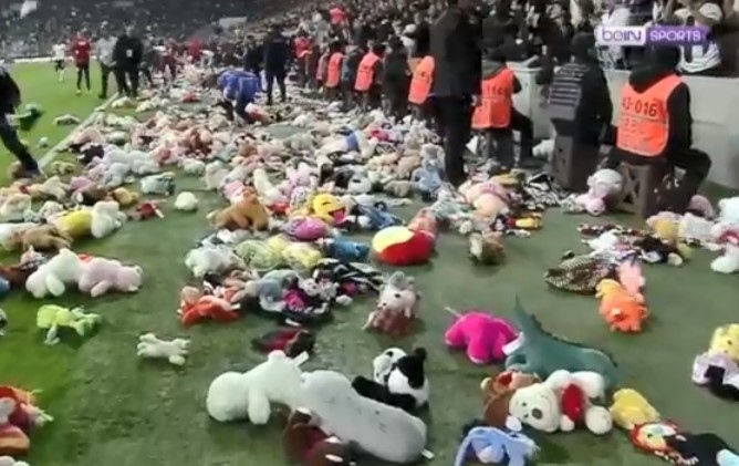 Стотици плюшени играчки полетяха към стадиона по време на мача